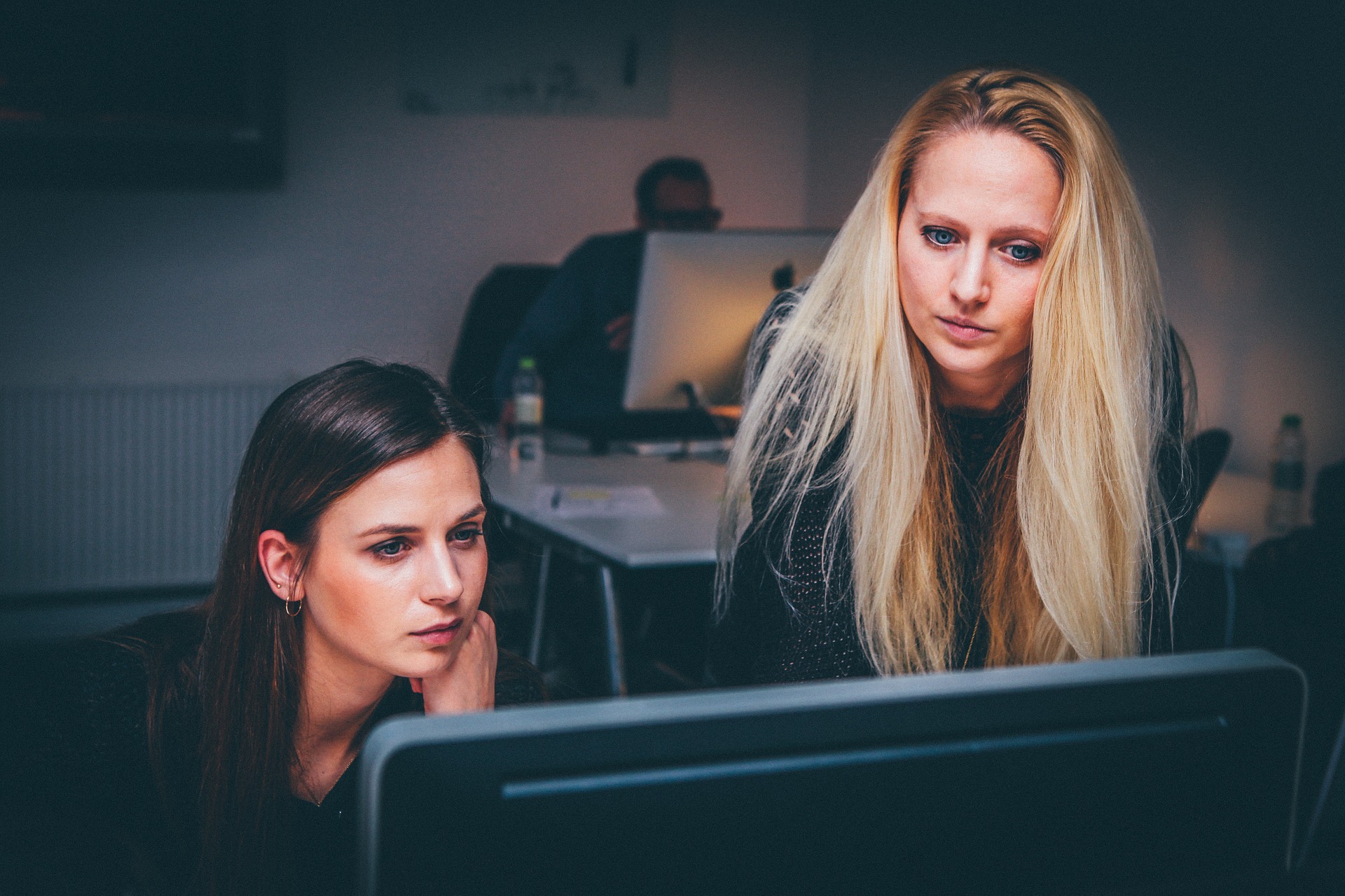 femme travail en équipe