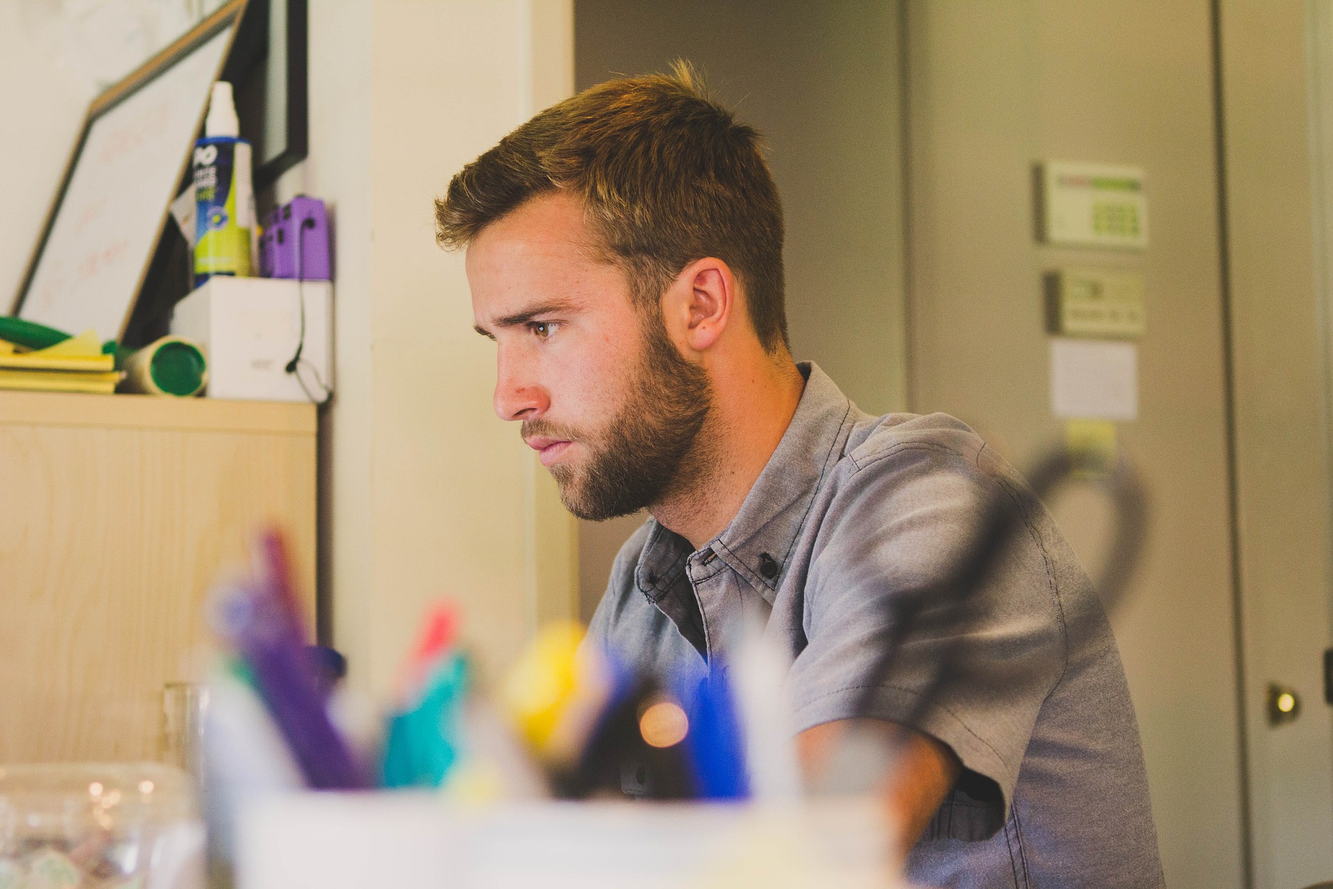 homme au bureau